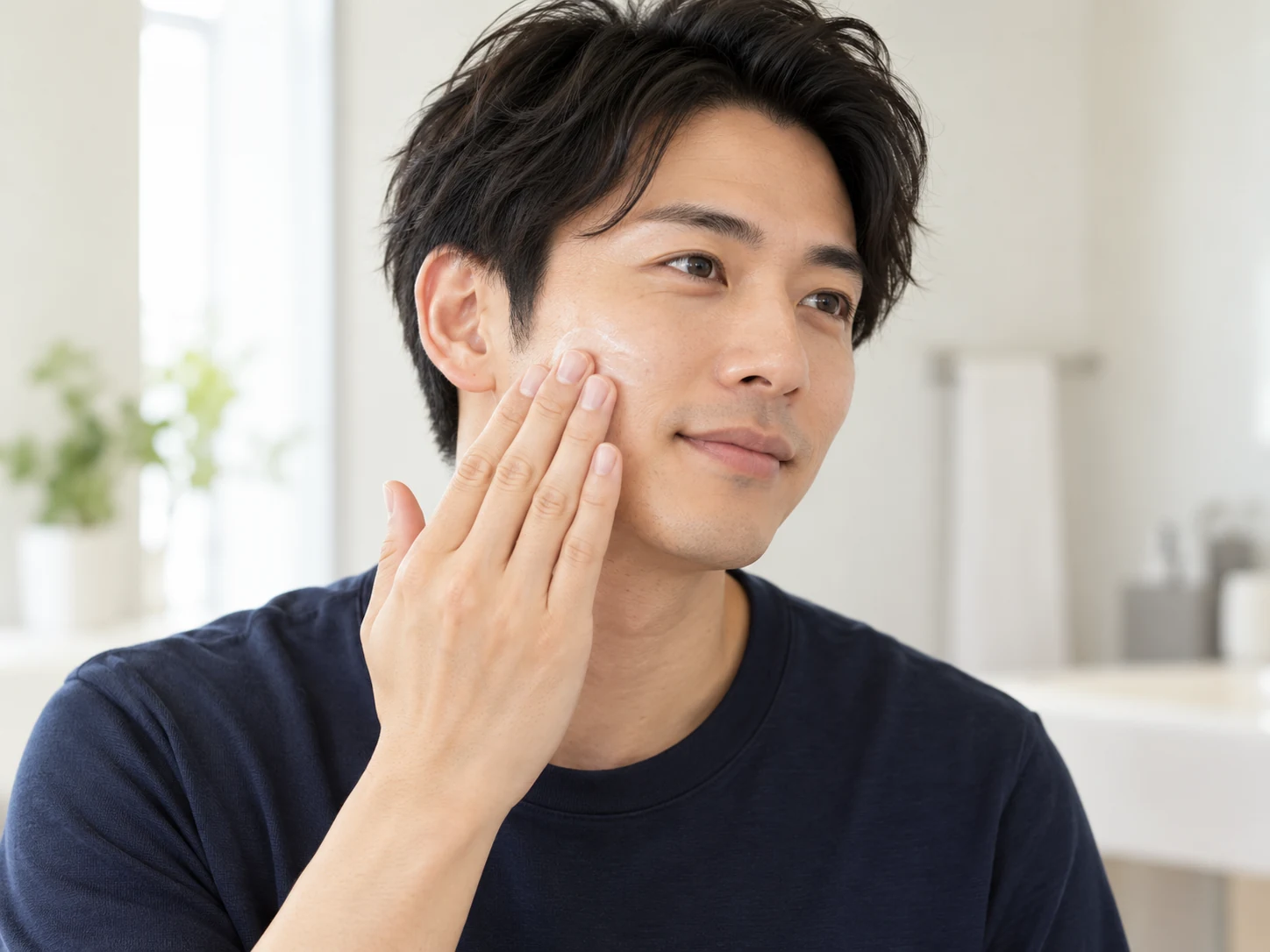 肌に保湿クリームをやさしくなじませる男性